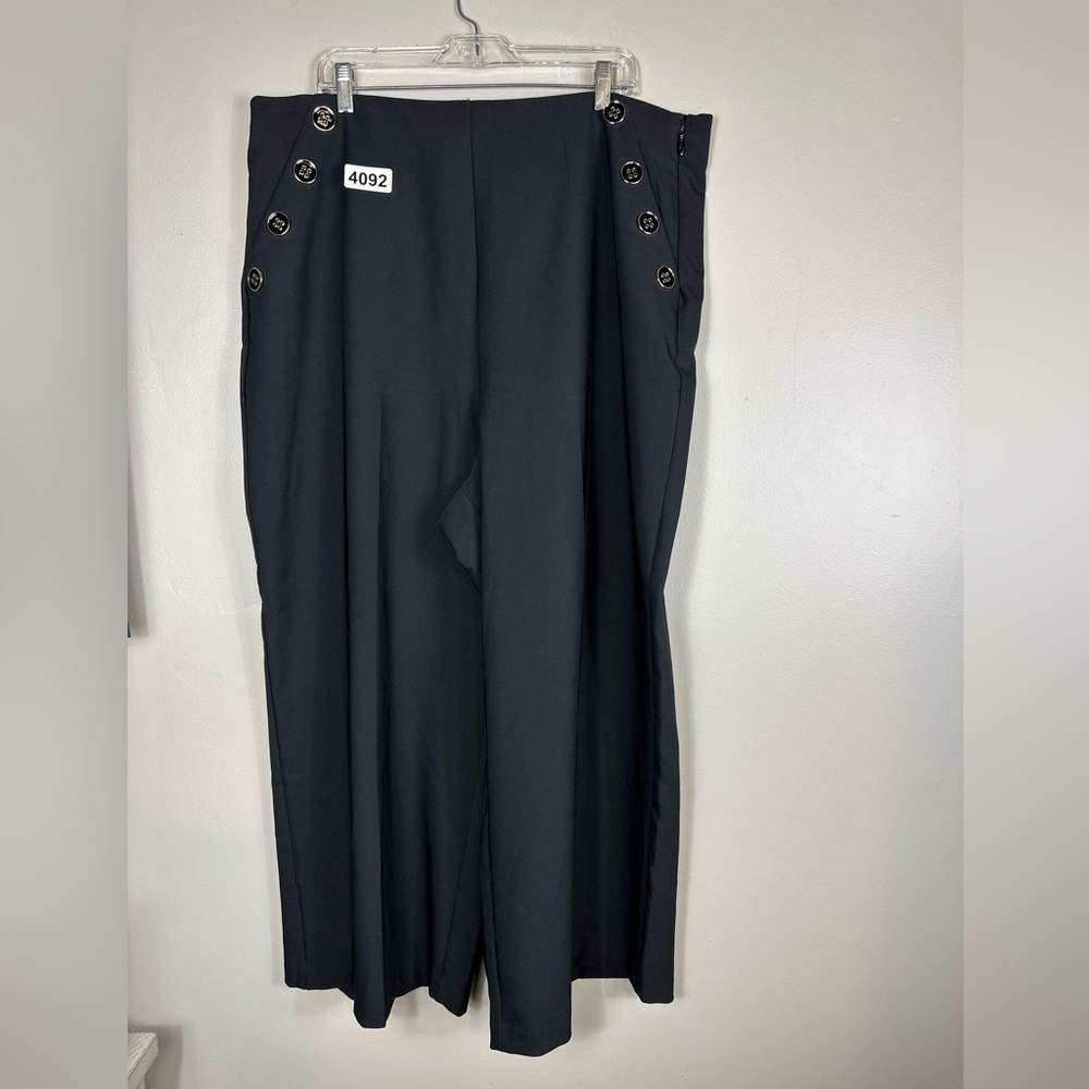 Torrid 22.5 black 20” waist 17” rise 27 inseam wide leg accent buttons